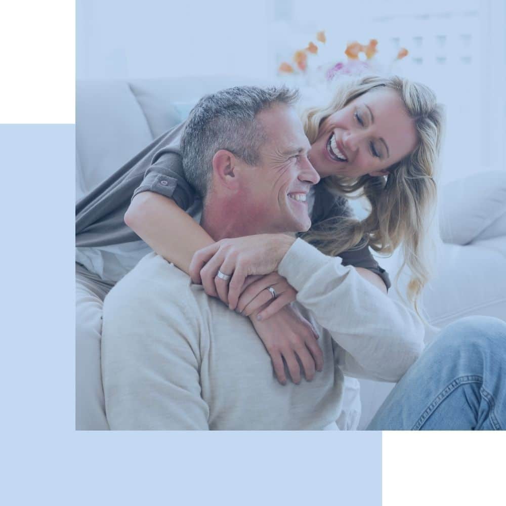 Pareja senior sonriente planificando su futuro