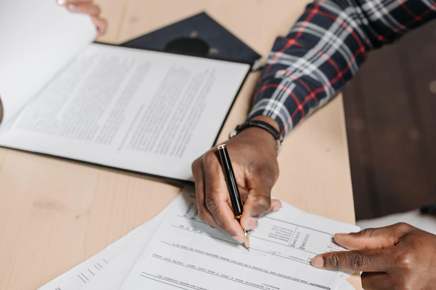 Préstamo para Funcionarios en Valencia 1 Firma de la documentación de un préstamo sobre la mesa de un despacho