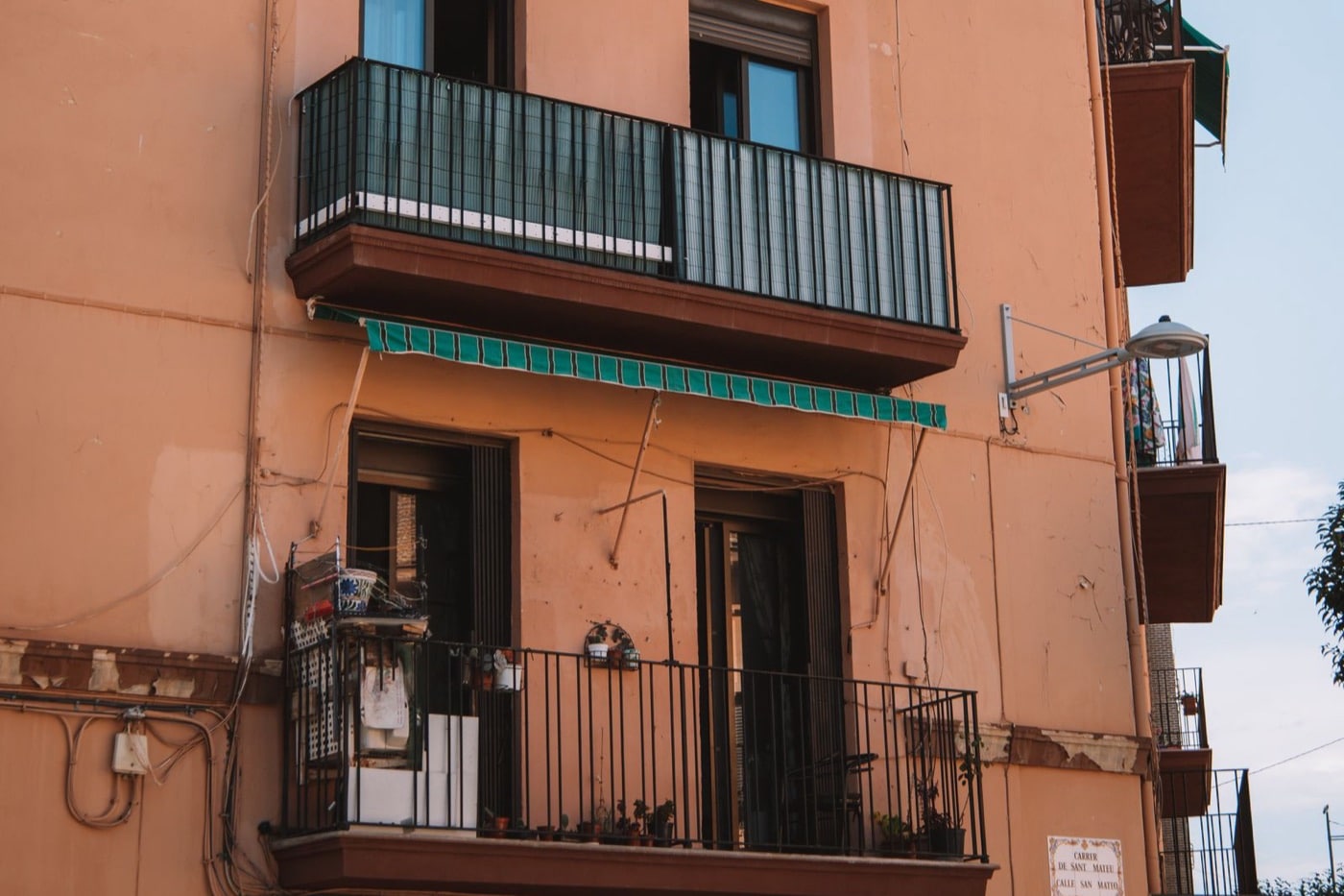 Fachada de un edificio de viviendas con balcones en una calle de Valencia